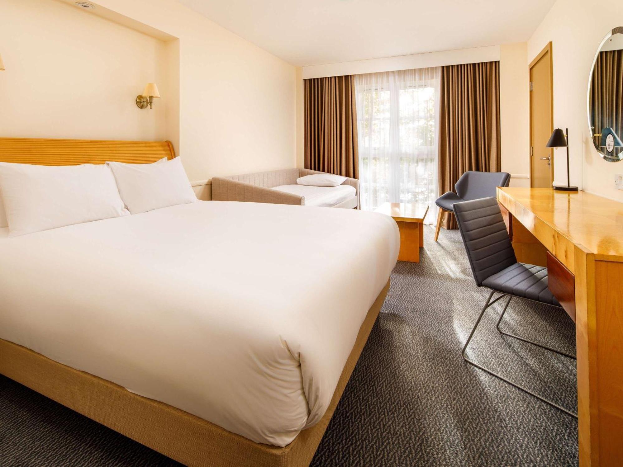 Hotel Sunday London Staines-Upon-Thames Heathrow T5 Exterior foto