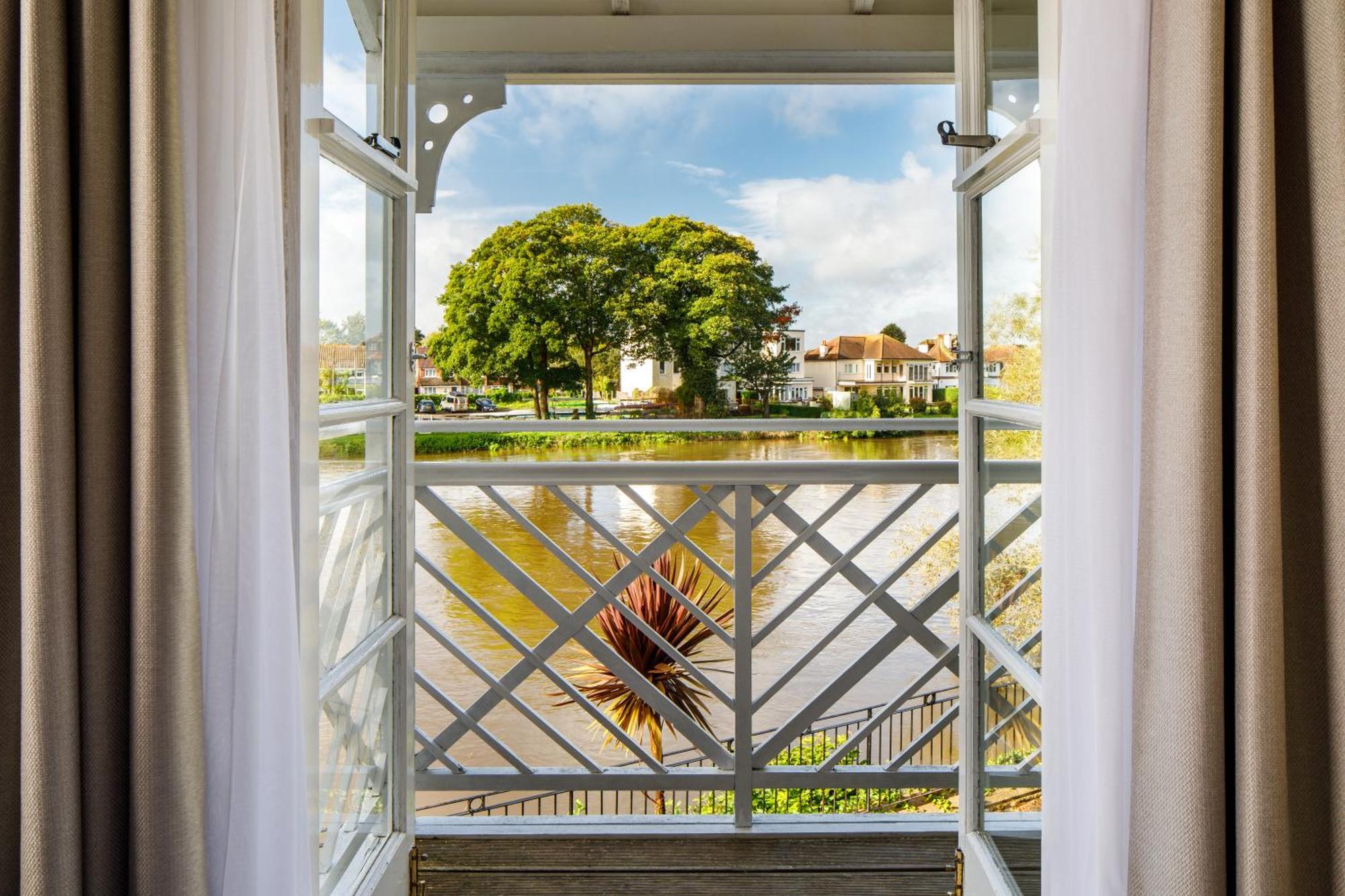 Hotel Sunday London Staines-Upon-Thames Heathrow T5 Exterior foto
