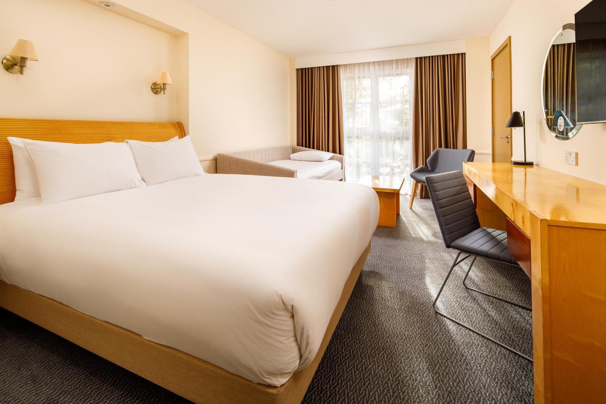 Hotel Sunday London Staines-Upon-Thames Heathrow T5 Exterior foto